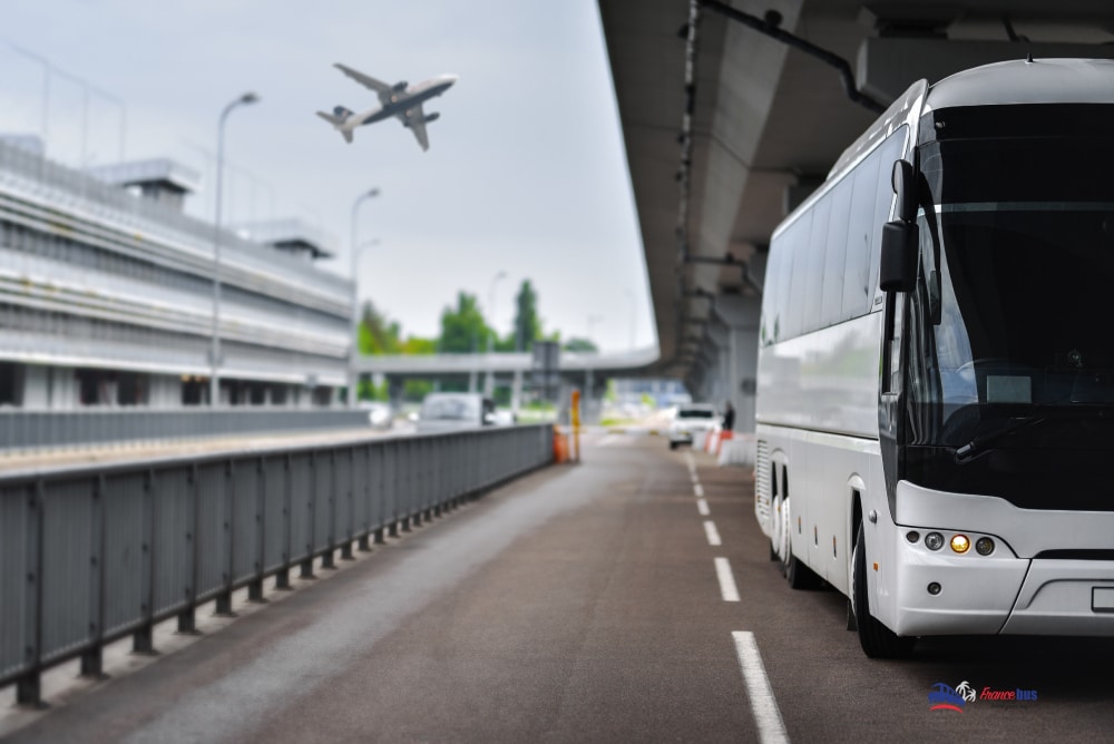 Service Bus Transfert Aéroport chez FranceBus : Un bus blanc à l'aéroport Nice