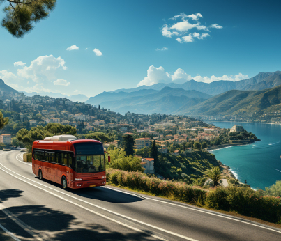 Bus rouge sur la route de Côte d'Azur