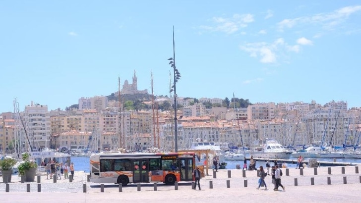 Un bus au Vieux-port Marseille