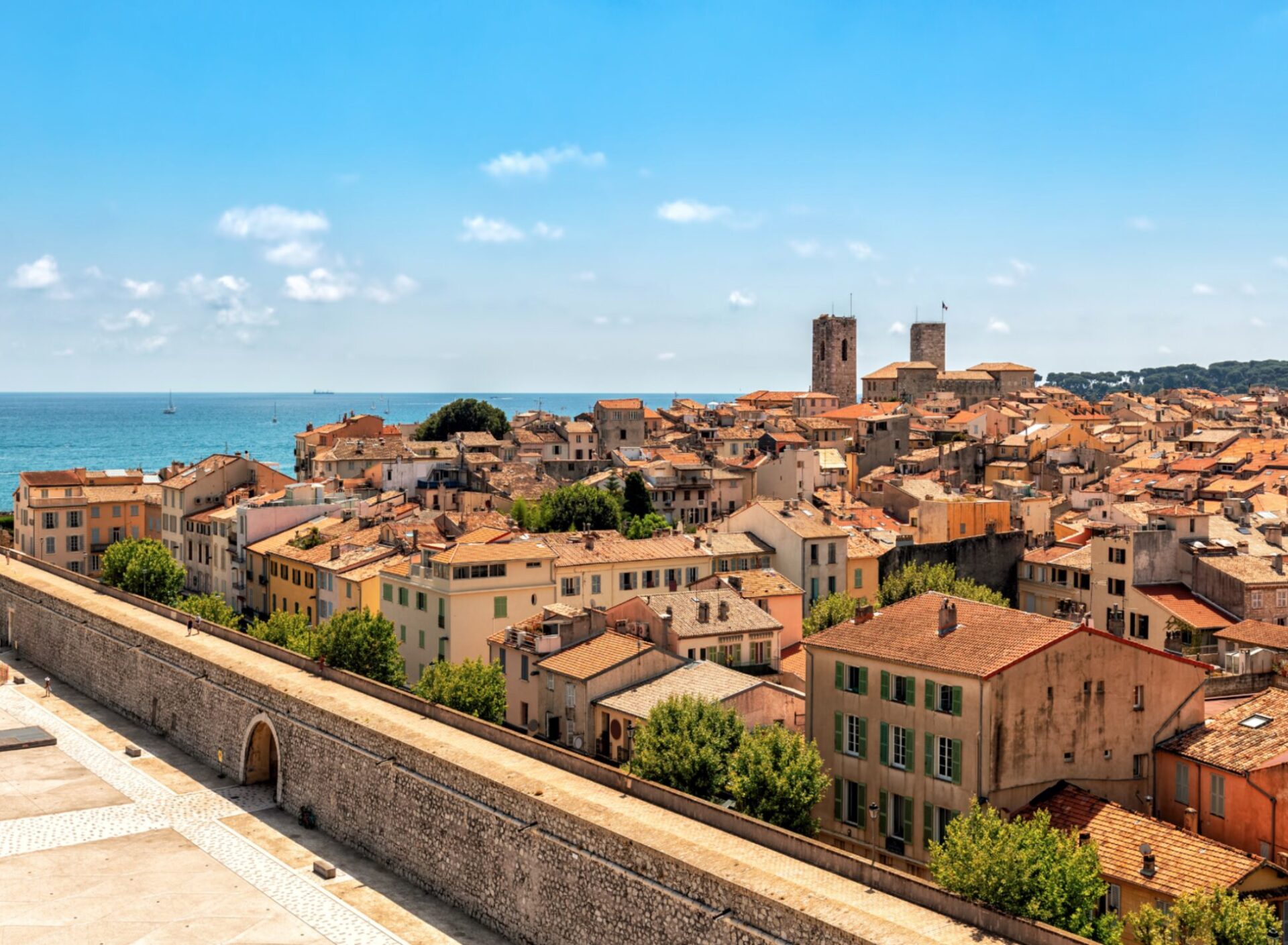 Bus rental in Antibes