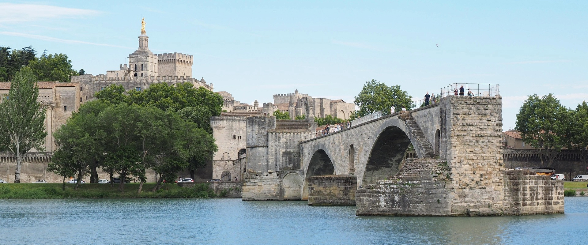 Bus rental in Avignon