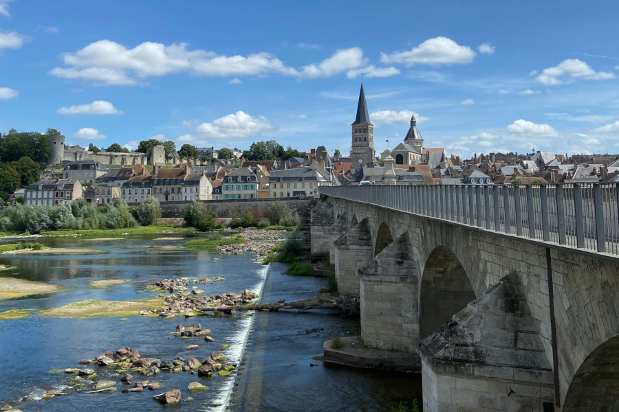 Tips for traveling light when traveling in a group 3 Charity Castle on the Loire