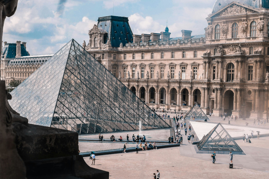 Les 11 meilleures destinations à la journée depuis Paris en autocar 5 Le Louvre et sa Pyramide