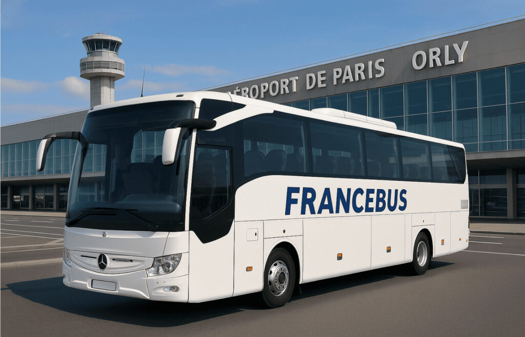 Location de bus à l'aéroport d'Orly 1 Autocar Mercedes Tourismo Francebus stationné à l’aéroport Paris Orly pour les transferts de groupes et navettes.