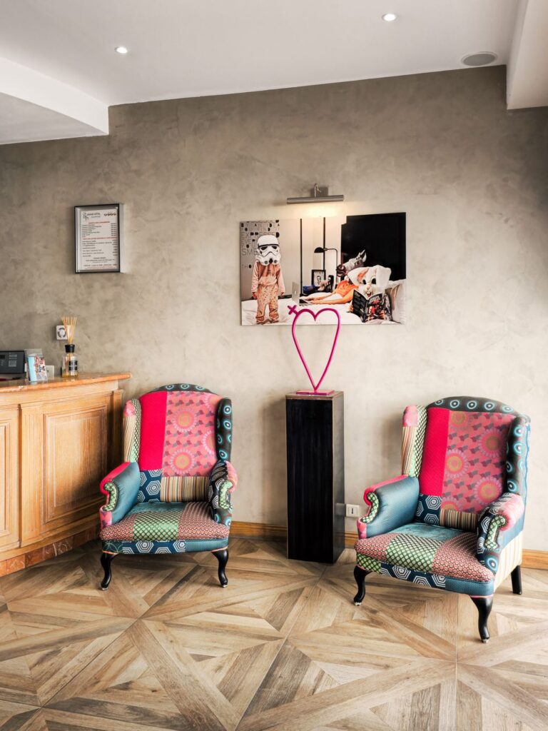 Exceptional seminar at the Grand Hôtel Dauphiné in Toulon 1 Grand Hotel Dauphiné, entrance hall