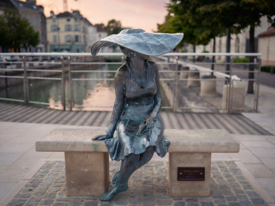 Bus rental in Troyes 1 statue Troyes