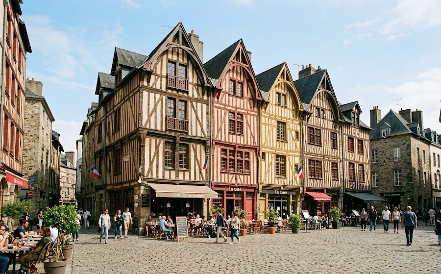 Visiter Rennes en 2026 : Le guide ultime des 15 lieux incontournables 9 Place du Champ-Jacquet, Rennes