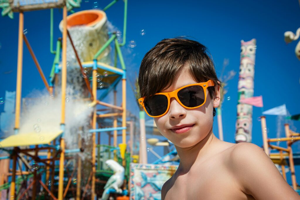 Enfant au parc aquatique